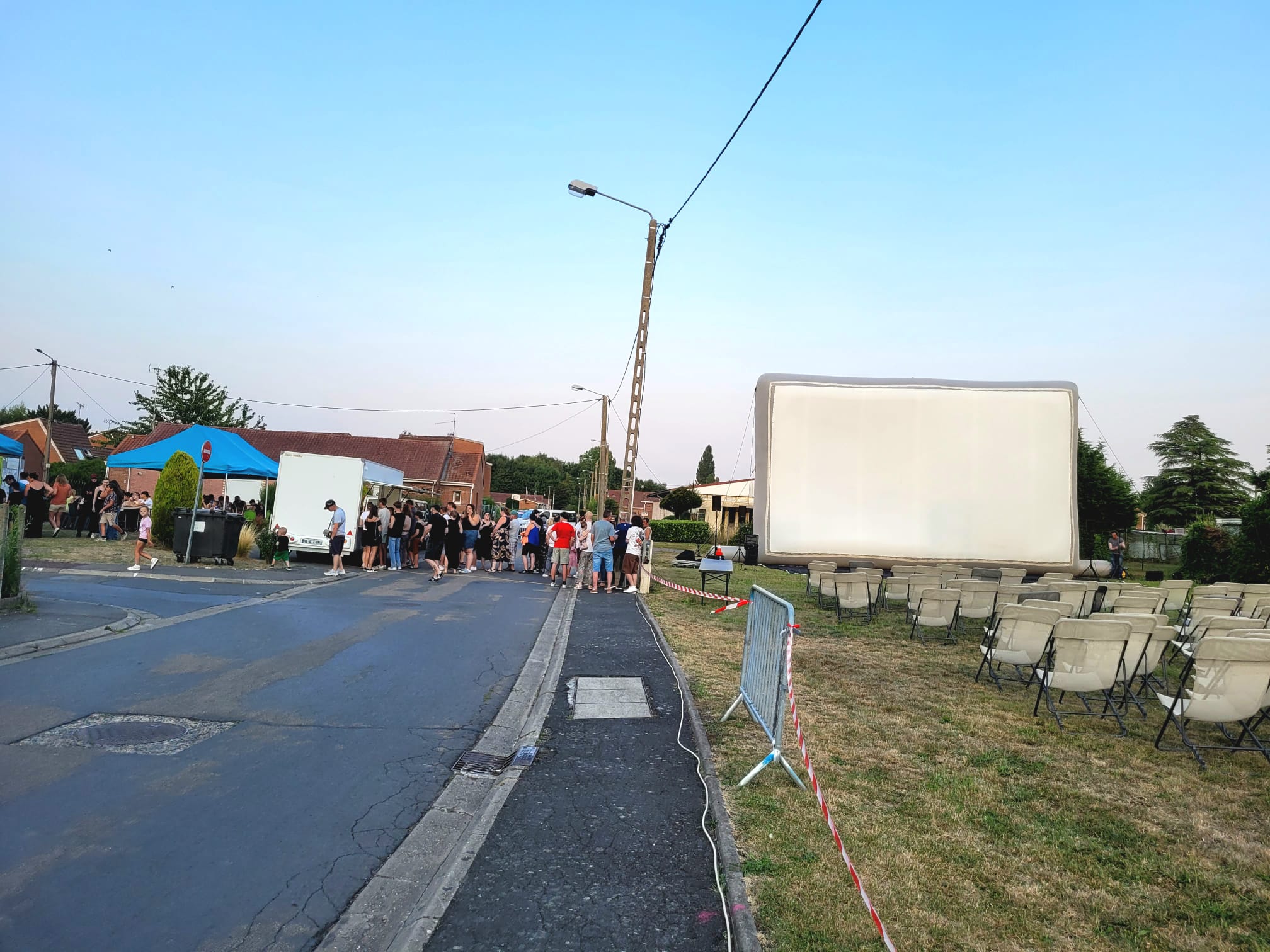 🎬🍟 Cinéma plein air à Écaillon : la Famille Addams et nos frites au rendez-vous !