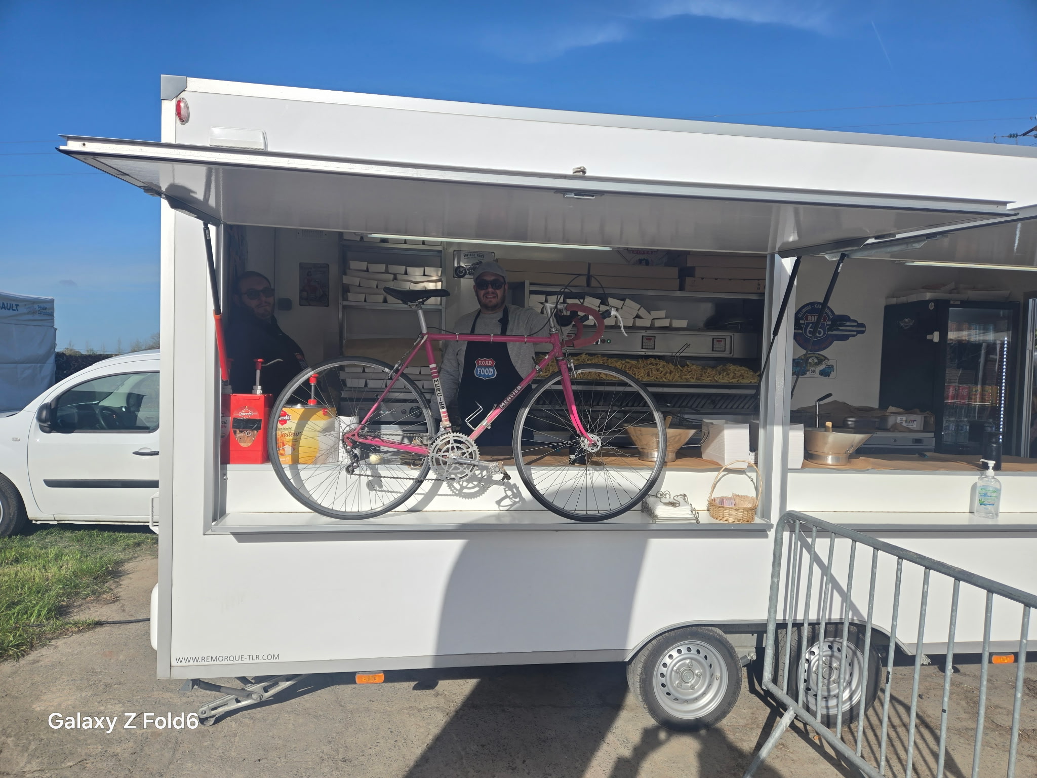 Paris-Roubaix 2026 à Camphin-en-Pévèle : une ambiance incroyable autour du foodtruck RoadFood !